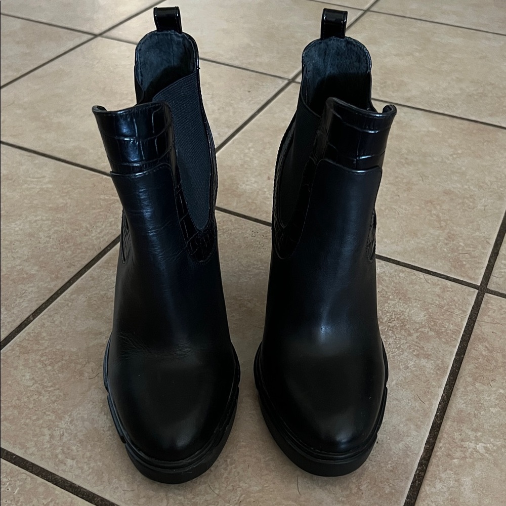 Like New! GB Gianni Bini Black Heeled Ankle Boots - Picture 4 of 9
